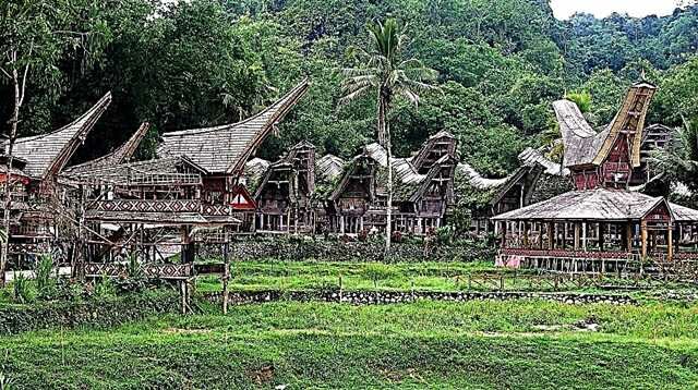 Toraja'nın asılı mezarları