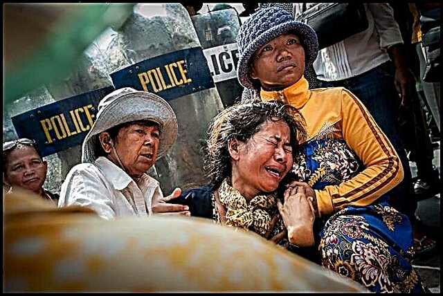 التباين المجنون بين وظيفتي كمدرس والاحتجاجات العنيفة في شوارع كمبوديا