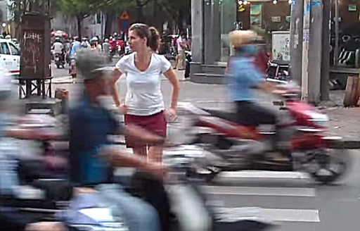 Crossing the street in Ho Chi Minh City is terrifying [vid]