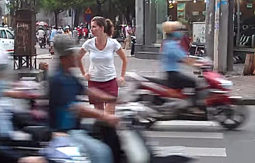 Cruzar la calle en Ciudad Ho Chi Minh es aterrador [vid]